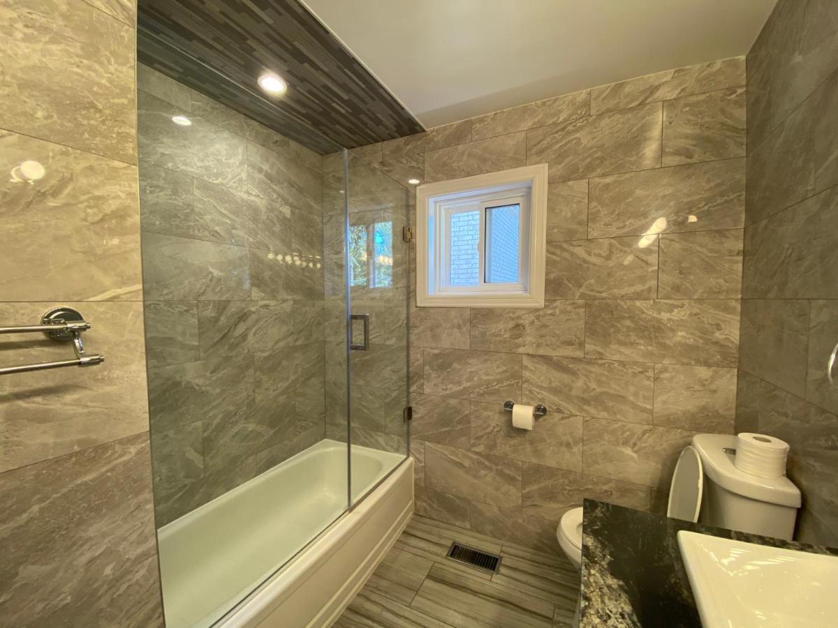 Yonge And Finch Subway !L Spacious & Bright Private Bedroom With Shared Amenties 多伦多 外观 照片